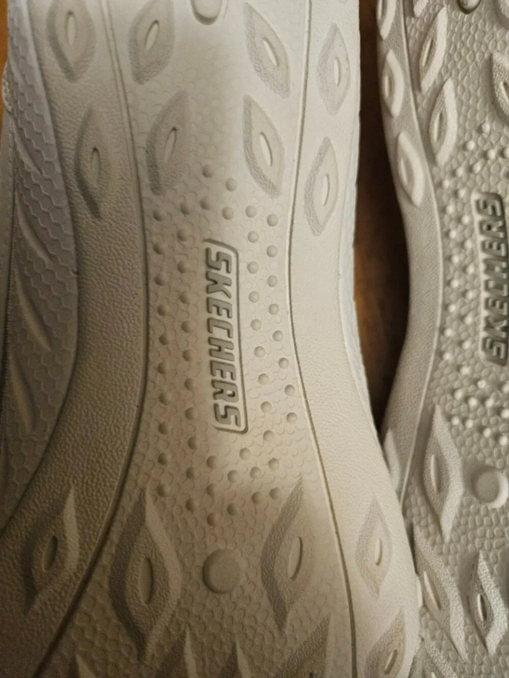 Skechers Relaxed Fit Leather Memory Foam Walking Shoes Womens Size 9 White Gray